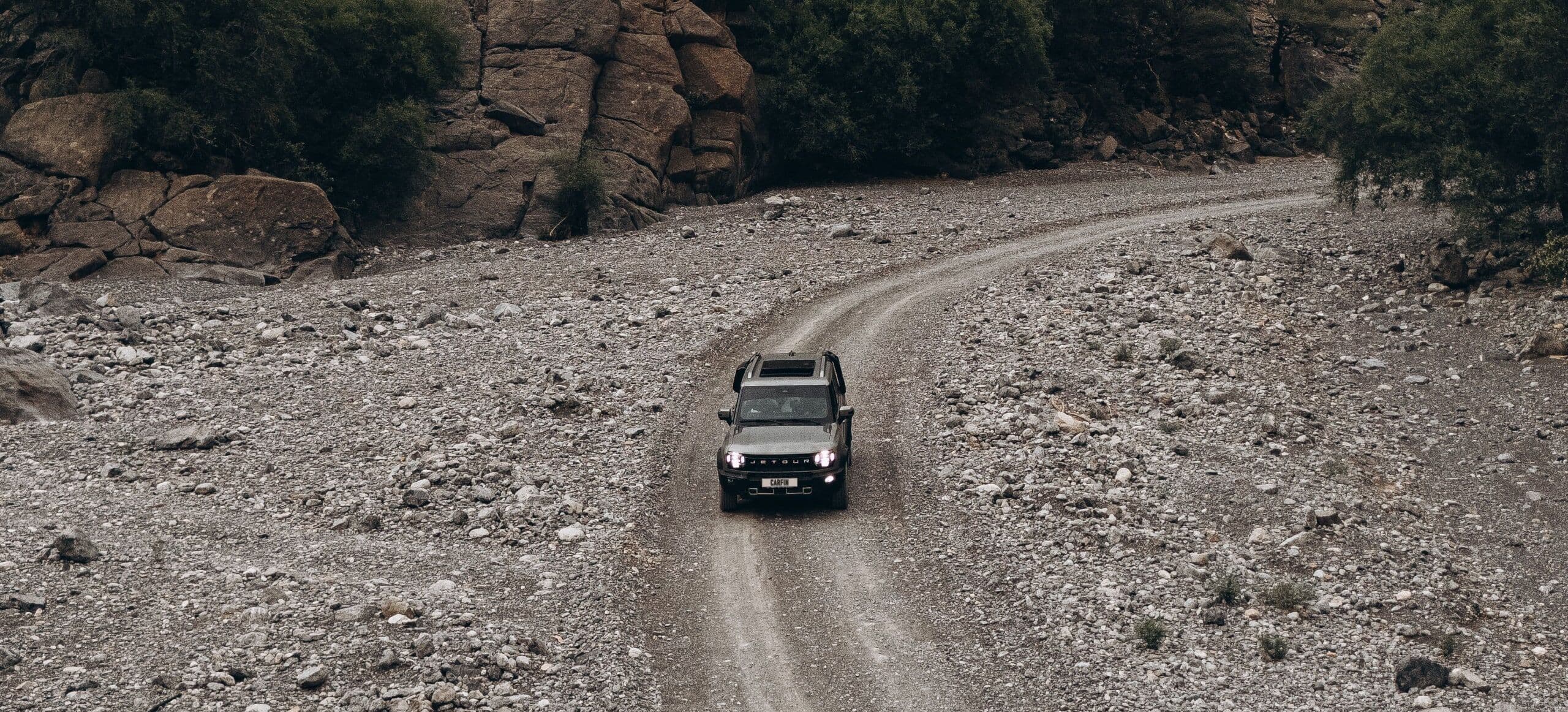 Jetour T2 crossing a rocky mountain pass
